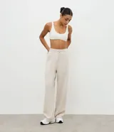 Pantalón deportivo de corte recto confeccionado en una mezcla de poliéster, modal y elastano. Presenta cintura elástica con cordón ajustable y detalle en rib, ofreciendo un calce cómodo y versátil.