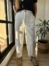 Pantalón blanco de gabardina con pespuntes en marrón chocolate, corte recto y tiro alto.