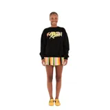 Buzo de cuello redondo y corte oversize, color negro, con estampa frontal multicolor con el logo de la marca y detalle en la manga.