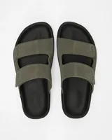Sandalias Veja modelo Etna de estilo deportivo, con doble tira ajustable de gamuza en color verde oliva y suela de goma negra con diseño texturizado.