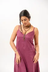 Vestido largo magenta de lino, con tirantes finos y escote en V.