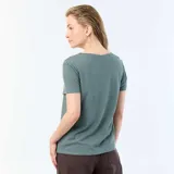 Remera básica de manga corta y cuello en V, de calce recto y color verde melange.