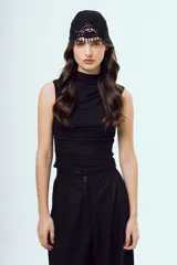 Top Bonnie negro sin mangas, con cuello alto y diseño ajustado con fruncidos laterales.