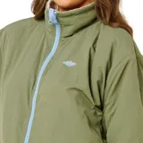 Campera reversible de polar tipo sherpa, con diseño de cuello alto y cierre frontal. Presenta paneles en color celeste en la parte superior y cuerpo en tono beige, con un corte relajado y funcional para actividades al aire libre.
