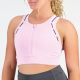 Top deportivo New Balance color rosa, con cierre frontal y tirantes anchos con detalles de líneas negras.