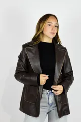 Blazer marrón de efecto cuero, con diseño recto, solapas clásicas, bolsillos frontales aplicados y cierre frontal.