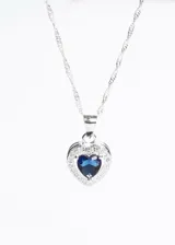 Collar de plata 925 con dije en forma de corazón con una zirconia azul central rodeada de pequeñas zirconias blancas.