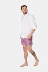 Short de baño color lila con estampado de flamencos, con cintura elástica y cordón ajustable, bolsillos laterales y suspensor de malla fina.