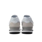 Championes urbanos New Balance modelo 574, color gris claro y blanco, confeccionados en ante y malla, con el logotipo 'N' característico en los laterales y entresuela ENCAP.