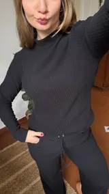 Polera de cuello alto y manga larga, confeccionada en tejido de punto acanalado suave y elástico.