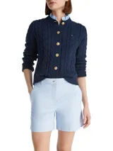 Shorts de mujer estilo chino, color celeste claro, con cierre de botón y cremallera, y bolsillos delanteros y traseros.