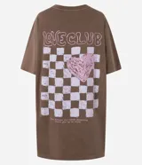 Camisón corto de algodón con efecto desteñido (acid wash), cuello redondo y mangas cortas. Presenta un pequeño estampado frontal de corazón en tono rosado con texto debajo.