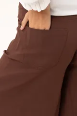 Pantalón de tiro medio con corte súper acampanado, confeccionado en gabardina con spandex. Presenta bolsillos delanteros y traseros, con cierre frontal de cremallera y botón.