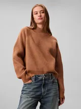 Sweater Calvin Klein de punto color marrón tostado, con cuello alto, manga larga y corte regular.