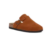 Zueco de cuero gamuzado color marrón, con diseño destalonado, punta redonda y tira ajustable con hebilla metálica lateral. Suela de corcho y base de goma negra.