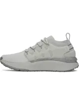 Championes Under Armour modelo Phantom X, de diseño futurista en color gris claro. Presentan una parte superior de tejido transpirable, estructura de TPU en el mediopié para mayor soporte y entresuela con amortiguación de espuma supercrítica. Incluyen suela de goma con textura de tacos para mayor tracción.