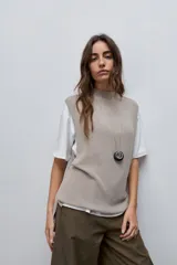 Chaleco de punto liviano color azul marino, con cuello alto y diseño sin mangas de silueta relajada.