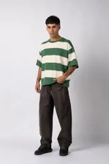 Remera de tejido de punto con diseño de rayas horizontales anchas en color bordó y crema, de corte oversize y cuello redondo.