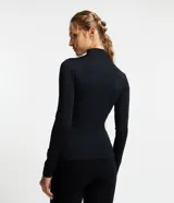 Campera deportiva Get Over de cuello alto, con cierre frontal por cremallera y bolsillos laterales. Confeccionada en tejido técnico de poliamida y elastano, ideal para actividades físicas.