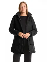 Campera capitoneada de corte largo, color negro, con cierre frontal oculto y botones a presión. Presenta cuello alto y puños en tejido elastizado, bolsillos frontales amplios y forro interno.