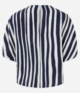 Blusa de viscosa con estampado de rayas verticales blancas y azul marino. Tiene cuello redondo, mangas cortas con detalle de lazo ajustable en los laterales y cierre de botón en la espalda.