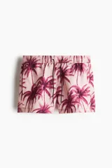 Short de baño con estampado de palmeras en tonos rosados y violetas. Cuenta con cintura elástica con cordón de ajuste, bolsillos laterales, un bolsillo trasero y suspensor interior de malla.