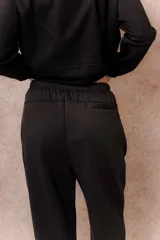Pantalón de jogging blanco de corte relajado y pierna recta, con cintura elastizada y bolsillos laterales.