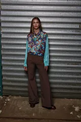 Pantalón palazo marrón de terciopelo, de tiro medio y con cierre a medida.