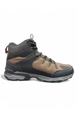 Botas de trekking Santa Barbara modelo Montblanc, en color marrón y negro con detalles en naranja. Diseño de caña media con refuerzos sintéticos, paneles de malla transpirable, cordones resistentes y suela dentada para mayor tracción en terrenos difíciles.