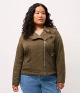 Campera tipo biker confeccionada en gamuza sintética color verde militar. Presenta cuello con solapas, cierre frontal asimétrico con cremallera metálica, bolsillos laterales con cierre y detalles de botones a presión.