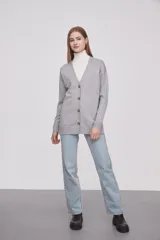 Cárdigan gris de viscosa, corte holgado, con cuello en V y cierre frontal con botones.