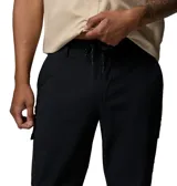 Pantalón cargo Columbia modelo Tech Trail Utility Omni-Shield, color negro, de corte recto y con bolsillos laterales utilitarios.