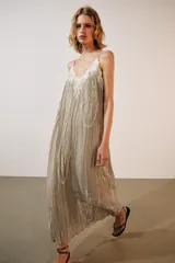 Vestido largo de viscosa color gris verdoso, con escote en pico, tirantes finos ajustables y detalles de bordados contrastantes en el cuerpo.