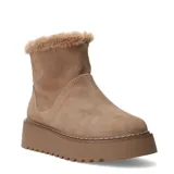 Botas de caña corta confeccionadas en gamuza color beige, con interior y borde superior forrados en piel sintética al tono. Presentan una suela de plataforma plana de goma con diseño dentado.
