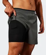 Short de entrenamiento Fabletics modelo The Fundamental, color gris, de corte clásico y tejido ligero de alto rendimiento con cintura elástica.