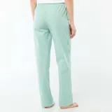 Pantalón de pijama de corte recto y holgado, confeccionado en popelina con estampado de rayas verticales finas en color verde y blanco. Cuenta con cintura elástica y cordón ajustable.