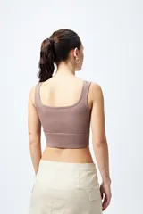 Top negro de tejido ribb sin costuras y escote cuadrado.