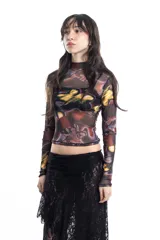 Top de mangas largas de tul con cuello alto y estampado abstracto en tonos marrones, amarillos y negros.