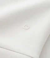 Campera deportiva de corte regular confeccionada en modal, con cierre frontal por cremallera, capucha con cordón ajustable, mangas largas con puños elásticos y bolsillos laterales.