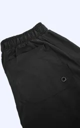 Bermuda negra de tela liviana de secado rápido, con cintura elástica y cordón de ajuste estampado. Posee bolsillos laterales y un bolsillo cargo con solapa en el muslo derecho.