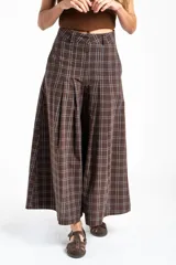 Pantalón de corte wide leg con diseño de cuadros, confeccionado en algodón. Presenta tiro medio, pinzas frontales y bolsillos laterales.