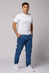 Pantalón jean de corte jogger con bolsillos cargo laterales y puños elásticos en los tobillos.