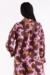 Camisa de manga larga fluida con estampado floral Broken Flowers, botones frontales a tono y cuello clásico.
