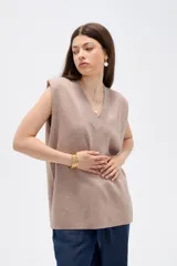 Chaleco sin mangas de tejido de punto, color beige, con escote en V y diseño holgado.