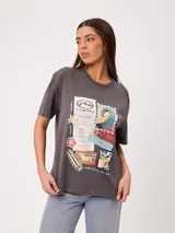 Remera de algodón gris con efecto de lavado ácido y corte holgado, con amplio estampado frontal de diseño inspirado en surf y estilo vintage.