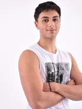 Musculosa gris con estampa de moto en el frente.