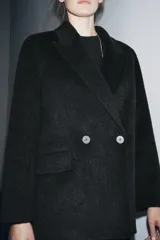 Blazer Zara de corte recto confeccionada en mezcla de lana, color gris oscuro. Presenta cuello con solapas de muesca, cierre frontal cruzado con botones y bolsillos delanteros con solapa.