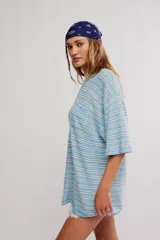 Remera oversize de manga corta a rayas celestes y blancas, con cuello redondo y un bolsillo aplicado en el pecho.