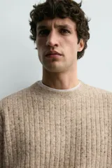 Jersey de punto con textura acanalada y efecto jaspeado, de corte regular, cuello redondo y manga larga con terminaciones en rib.
