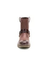 Bota de cuero color marrón con diseño tipo arnés, con detalle de correa con textura reptil y herrajes metálicos. Cuenta con suela de goma con tacos y construcción robusta.